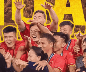 Nhạc sĩ Huy Tuấn cùng Xuân Bắc, Châu Bùi và hơn 20 nghệ sĩ ra MV cổ vũ đội tuyển Quốc gia 'xông trận' World Cup giữa mùa dịch
