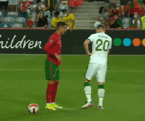 Sốc: Trong ngày lập kỷ lục thế giới, Ronaldo thẳng tay tát đối thủ nhưng thoát thẻ đỏ đầy tranh cãi