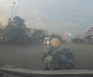 Video: Sang đường không quan sát, người phụ nữ gây họa cho 2 ô tô