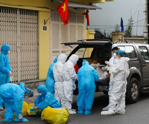 Hà Nội: Nhân viên y tế xét nghiệm tại nhà, đưa 24 F1 tại ổ dịch Thanh Xuân Nam đi cách ly tập trung
