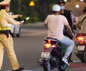 Ảnh: Quay đầu xe, giấu ma tuý vào lọ mĩ phẩm vẫn không qua mắt được cảnh sát 141 trong đêm Quốc Khánh 2/9