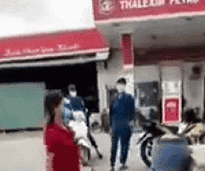Gần chục cán bộ truy đuổi người phụ nữ dương tính với SARS-coV-2 định 'tẩu thoát' khỏi điểm xét nghiệm