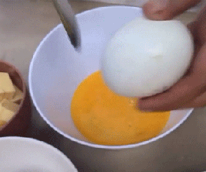Nỗi đau này ai thấu: Đang đập trứng để rán, đến quả cuối lại đành đổ hết đi chỉ vì điều này