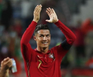 Giá vé trận MU gặp Newcastle United tăng chóng mặt vì Ronaldo