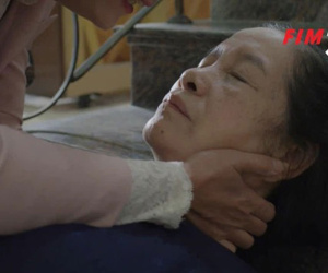 Mặt nạ hạnh phúc: Nghe bà Trang (NSƯT Chiều Xuân) tiết lộ ông Huấn (NSND Trung Anh) là bố đẻ của Hà Vy, mẹ chồng đột quỵ rồi mất