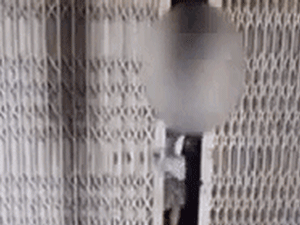 Clip: Đi mua bia bị bắt gặp, người đàn ông lấm lét chui vào nhà dân bên đường để trốn phạt