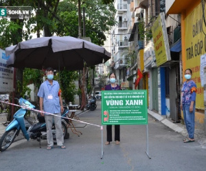 Ảnh: Đội tình nguyện các bác U70 gác chốt bảo vệ 'vùng xanh' ở Hà Nội