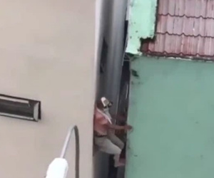Nam thanh niên liều lĩnh trèo qua mái nhà, trượt khe tường trốn khỏi khu cách ly trong chưa đầy 1 phút