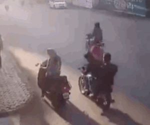 Video: Người phụ nữ bị cướp giật túi xách giữa phố và cái kết ngỡ ngàng