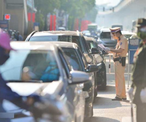 Ảnh: Ngày đầu kích hoạt 39 chốt trực tại Hà Nội, bắt đầu kiểm soát người ra đường theo vùng