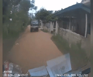 Video: Xe tải drift như phim hành động trên đường làng