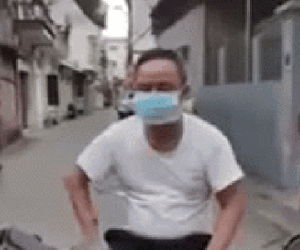 Công an tự tay đeo khẩu trang cho người đàn ông định 'thông chốt', chưa đầy 1 phút sau vội lao vào trấn áp