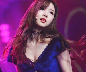 Nayeon (Twice) hóa ra sở hữu vòng 1 'khủng' ra trò, lên đồ lấp ló tí teo cũng khiến netizen choáng váng