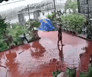 Kinh hoàng khoảnh khắc sét đánh 'cháy đất', nổ như bom, nam thanh niên may mắn thoát chết trong gang tấc