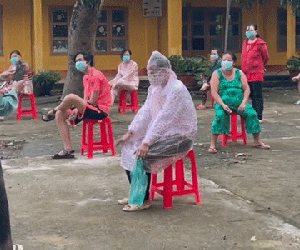 Ông chú 'cưng' nhất nhì mùa dịch: Mặc nguyên cây áo mưa hồng cho chắc, điện thoại lia tới là tạo dáng chữ V 'lên sóng' liền