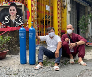 Nhóm thiện nguyện Nhất Tâm đã bàn giao lại bình oxy cho Thành đoàn TP.HCM sau khi bà Nguyễn Phương Hằng 'cấm cửa' ông Đoàn Ngọc Hải đến Đại Nam