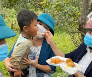 Bé 3 tuổi trốn trong bụi tre làm hơn 100 người xuyên đêm đi tìm