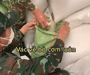 Một ngày vác tận 40 tấn gạo, mệt tới mức bỏ cơm nhưng các anh bộ đội vẫn cổ vũ mọi người bằng một câu cực ấm lòng