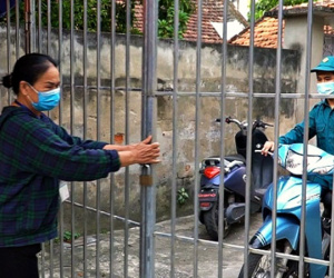 Xã ở Hà Nội dựng 35 cổng có khóa, lập chốt 'mềm' phòng chống Covid-19