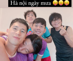 Đình Trọng đăng ảnh selfie nhắng nhít bên đồng đội, đáng chú ý là hành động 'xả vai' ông bố mạnh mẽ của Tiến Dũng