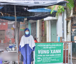 Hà Nội mưa trắng trời, cán bộ đội mưa bám chốt kiểm soát người ra vào khu vực vùng xanh