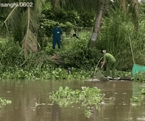 Lao xuống sông né chốt kiểm dịch, đụng trúng công an 'đuổi cùng bắt tận', chèo thuyền ra 'đón' về