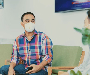 Quyền Linh bất ngờ hết tiền điện thoại trên sóng livestream, dân tình từ bật cười chuyển sang xúc động vì lý do đằng sau