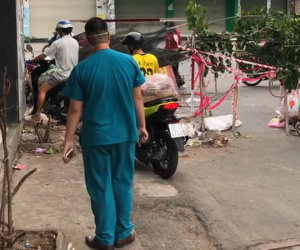 Phẫn nộ nhóm người lao xe qua rào cách ly, mặc kệ nhân viên y tế năn nỉ như bật khóc