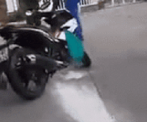 Người đàn ông chạy xe đâm gãy thanh chắn, tấn công công an ở chốt kiểm dịch và pha quật ngã trong vài giây