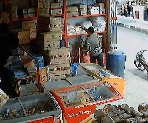 Video: Lẻn vào cửa hàng trộm bao gạo nhanh như chảo chớp