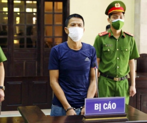 Bị phạt 33 tháng tù vì cầm gạch dọa, bóp cổ lực lượng chức năng