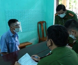 Hàng chục cảnh sát vây bắt người chồng chém vợ