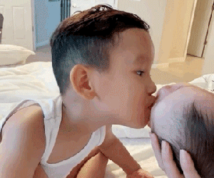 Phạm Hương hé lộ sương sương dung mạo của con trai thứ 2, khoảnh khắc anh cả Maximus hôn em nhìn mà tan chảy