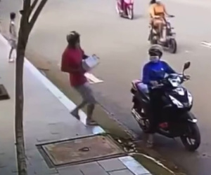 Đôi nam nữ mua bia nhưng không trả tiền, lên xe máy phóng đi