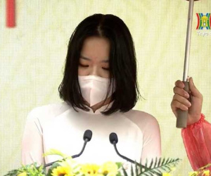 Nữ sinh đại diện phát biểu trong lễ khai giảng của Hà Nội gây bão vì quá xinh xắn, soi info càng nể vì quá giỏi