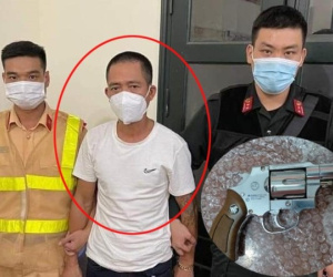 Người đàn ông lộ khẩu súng ngắn trong cốp khi gặp chốt kiểm soát dịch