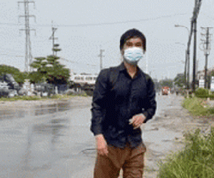 Chứng kiến thanh niên cố chạy theo xe tang để nhặt 20k, người phụ nữ hỏi chuyện rồi ngớ người khi biết lý do