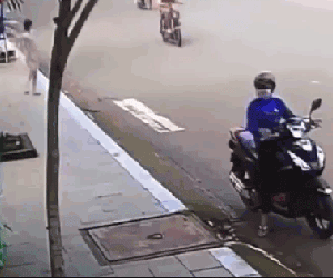 Đôi vợ chồng ôm thùng bia bỏ chạy nhưng 'quên' trả tiền