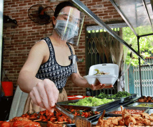 Người dân 'vùng xanh' ở Gia Lâm phấn khởi ngày hàng quán được mở cửa trở lại: Vui hơn nhặt được tiền!