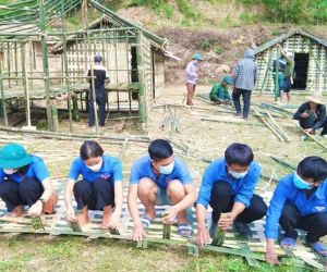 Người dân dựng cả chục ngôi nhà bằng tre nứa trên núi để làm khu cách ly Covid-19