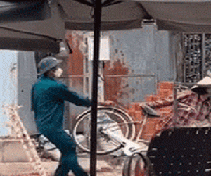 Giằng co, la hét om sòm để qua chốt phong tỏa bất thành, người phụ nữ 'nằm vạ', còn dọa cả dân quân tự vệ