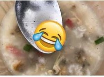 Đang ăn cháo hải sản, cô nàng vớt được nguyên 1 con cua 'Hoàng đế' trong bát, nhìn kỹ hơn thì suýt té xỉu