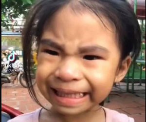 Em bé gây bão mạng 'Cười đi rồi cho nghỉ học' nay đã vào lớp 1, nhìn chững chạc hơn hẳn nhưng vẫn không hết tấu hài