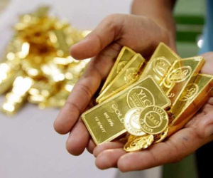 Giá vàng tiếp tục tăng, USD suy yếu