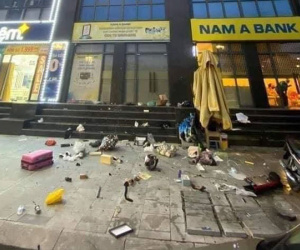 Cãi nhau với vợ, chồng ném vali quần áo, nồi cơm, đồ dùng sinh hoạt từ tầng 25 chung cư xuống đường