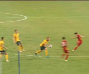 Vì sao tuyển Việt Nam không được hưởng penalty dù cầu thủ Australia để bóng chạm tay?