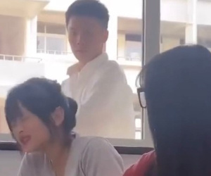 Nữ sinh giật bắn mình khi thầy giáo đi qua, ai nấy sững sờ khi nhìn chiếc quần cô đang mặc