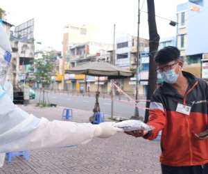 Shipper dương tính với SARS-CoV-2 khi test nhanh được cấp ngay túi thuốc