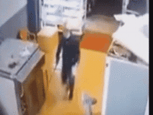 Clip: Rùng mình cảnh chồng cũ lao vào chém vợ hàng chục nhát rồi thản nhiên bỏ đi
