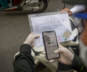 Hà Nội: Kiểm tra giấy đi đường có mã QR, phát hiện giấy tự viết tay kiểm tra ra tên người khác